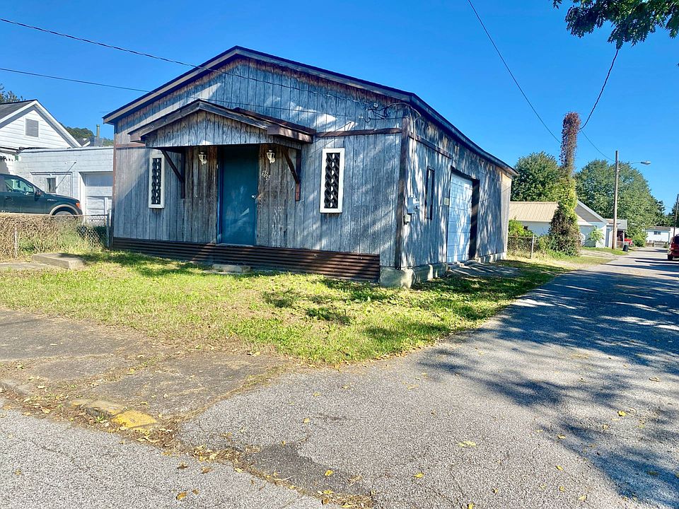 1st image of 906 McQueen St