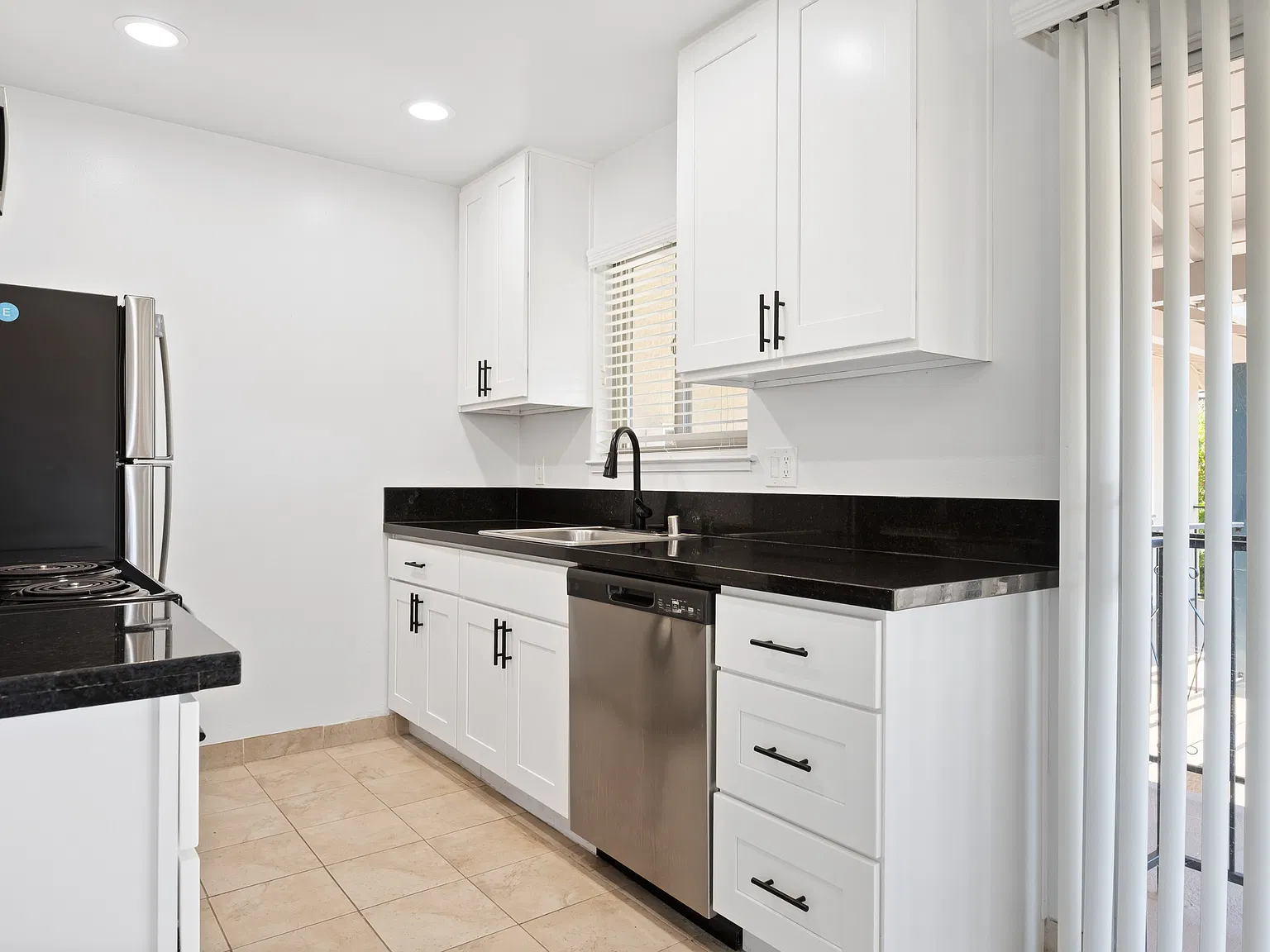 2 bed, 1.5 bath, 816 sqft, $3,990 — Photo 4