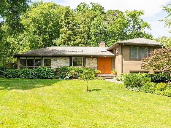 4th image of 9 Valley Ln