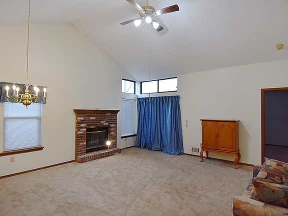3rd image of 105 Meadowbrook Dr