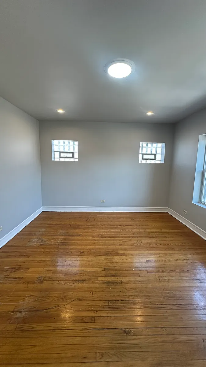 Building Photo - 855 W 72nd St #2