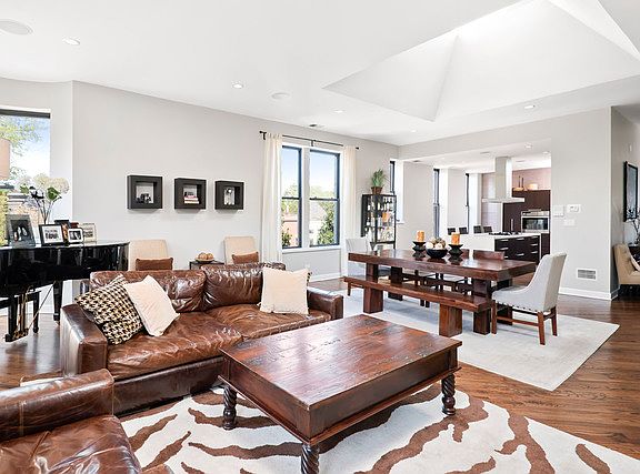 4th image of 1907 N Kenmore Ave #3