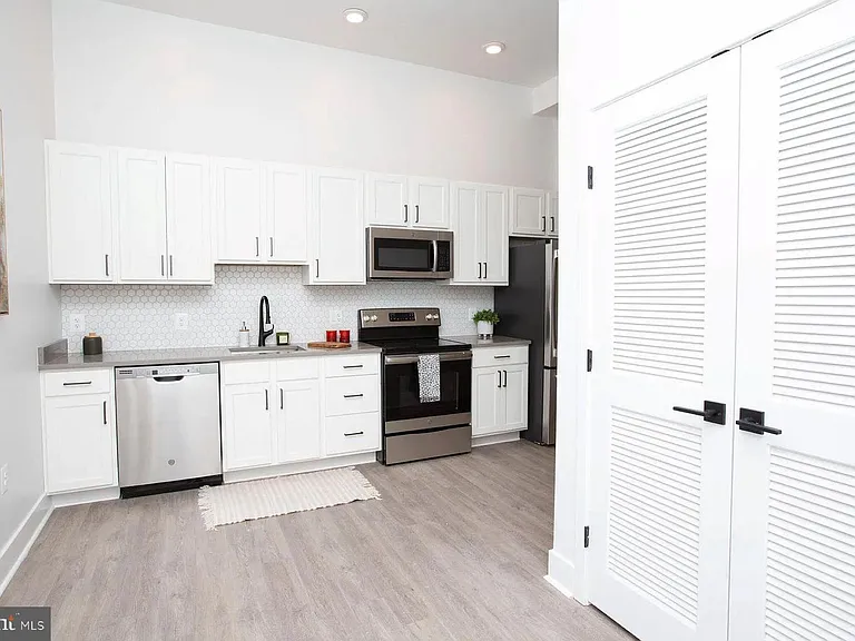 1742 Fleet St #204 — Photo 1