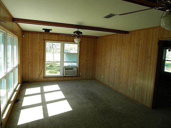 HUGE DEN WITH REMOTE CONTROL WINDOW A/C