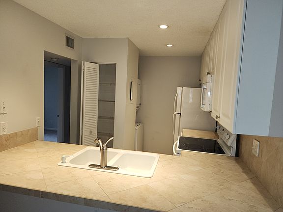 4th image of 3402 Gardens East Dr APT 18B