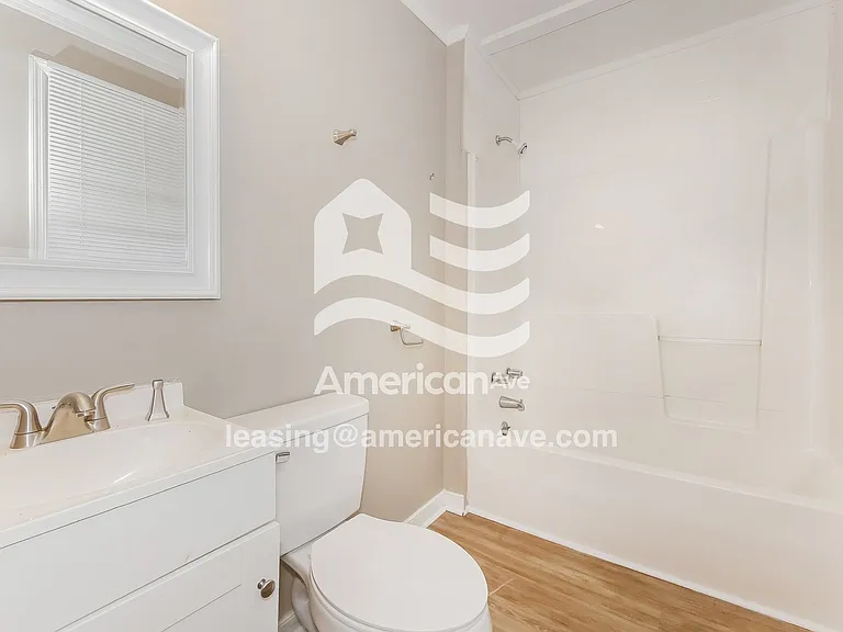 1447666_010_wm_-_main_bathroom_12979485.jpg