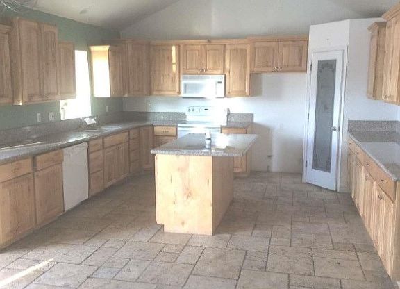 4th image of 941 W Joshua Dr