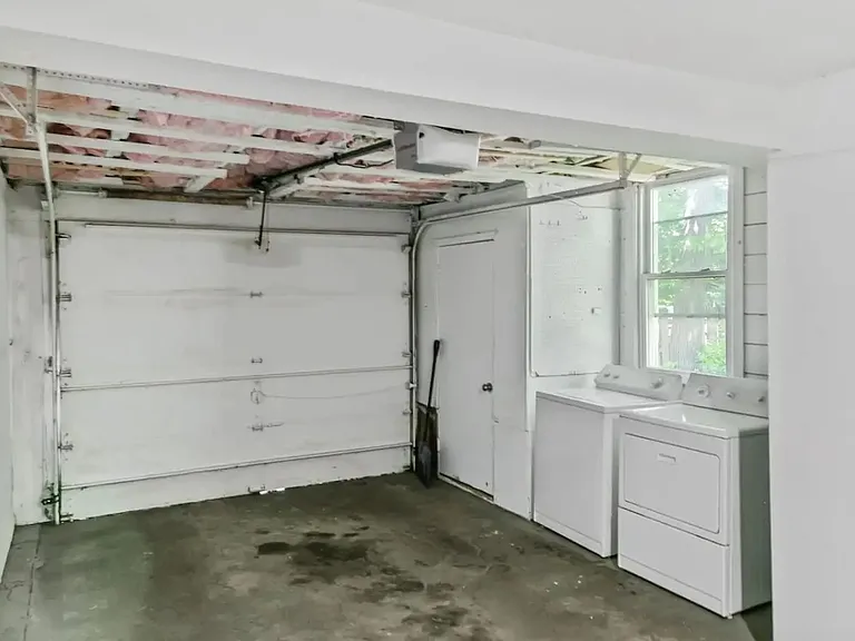 225 W Park Ave — Photo 15