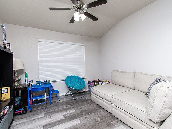 3rd image of 705 Rowdy Dr