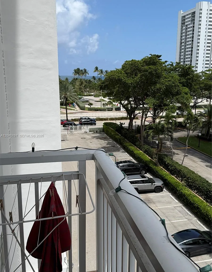 Plaza Towers South Condo — Photo 2