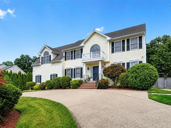 5 Lincoln Meadows Dr, Lincoln, RI 02865