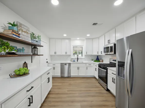 1013 Wade Hampton St, Benbrook, TX 76126