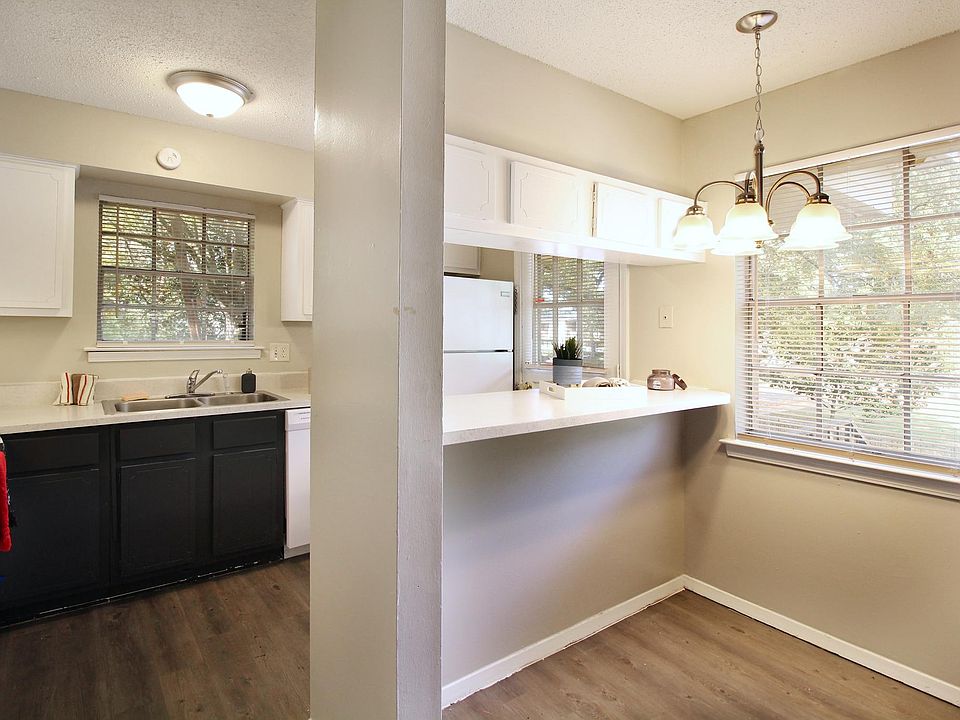 Apartment 3636 Spottswood Ave. #12