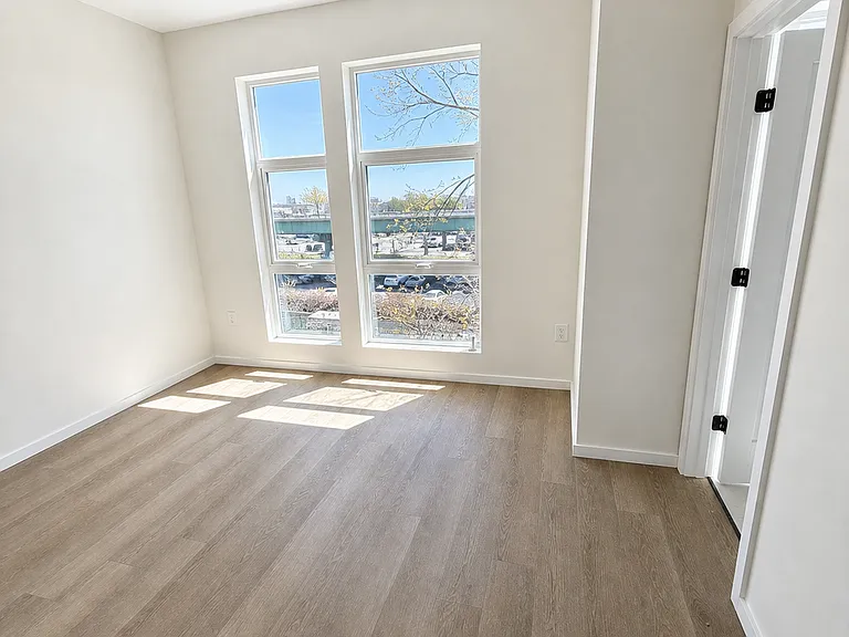 546 Saratoga St #3R — Photo 3