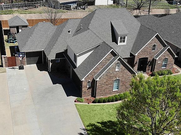 Spacious Driveway