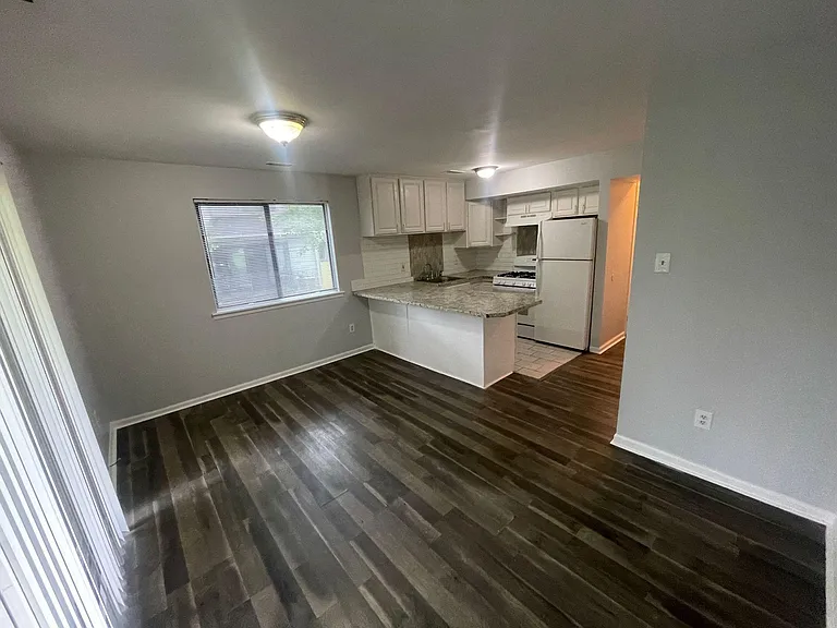 400 Barclay Walk — Photo 9