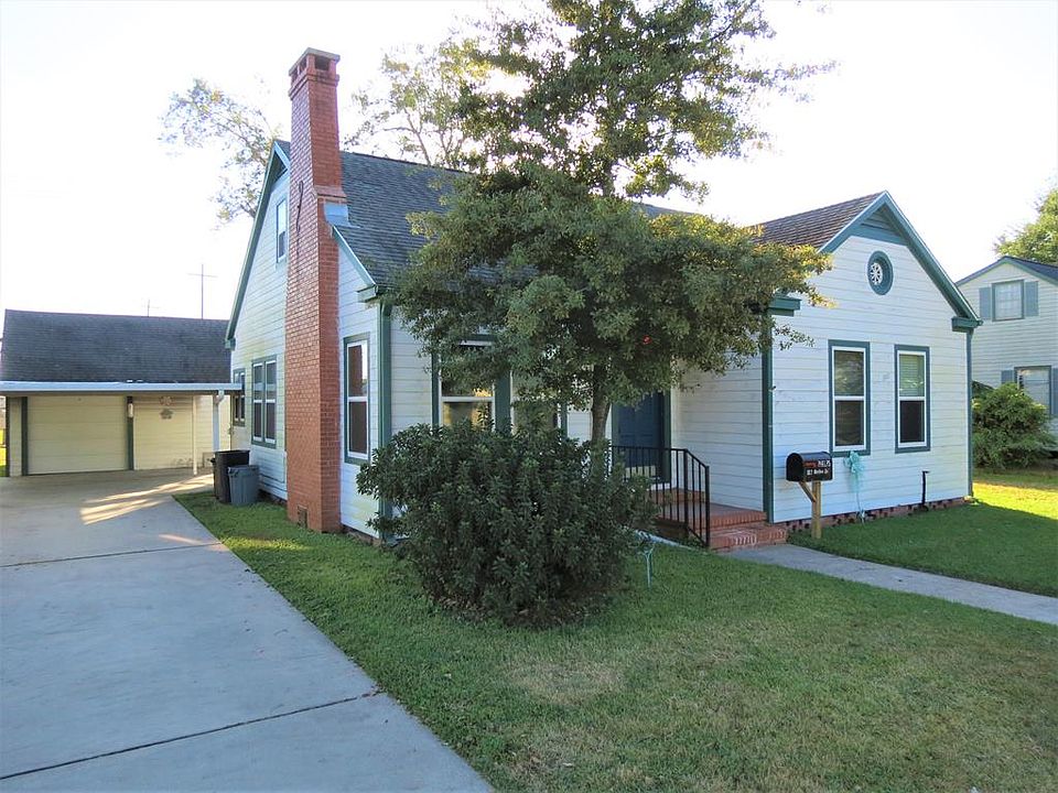1st image of 827 Neches Dr