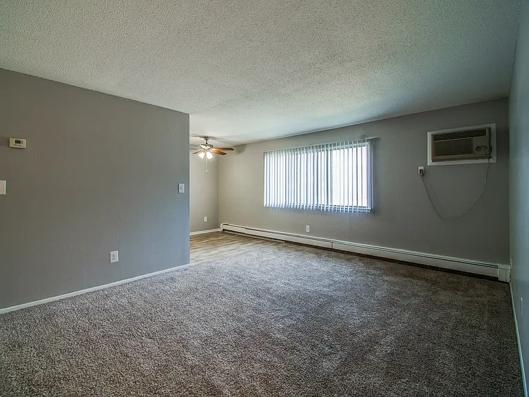 Hillcrest Club Apartments — Photo 11
