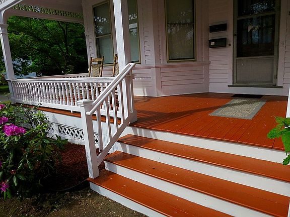 Front porch + door to unit 2