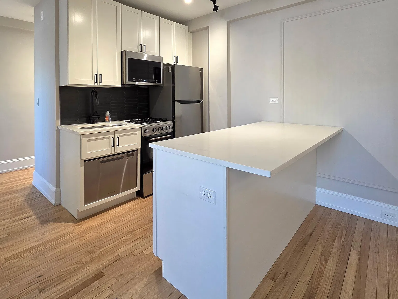Studio, 391 sqft, $2,175 — Photo 3