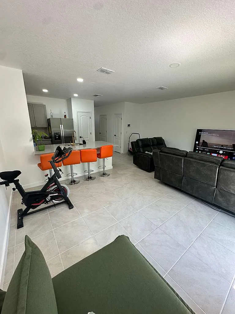 3 bed, 1872 sqft, $2,000 — Photo 4