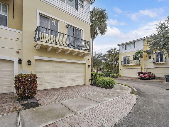 4th image of 560 NW 39th Cir #560