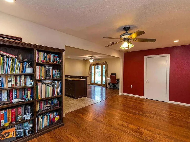 1207 Fieldcrest Dr — Photo 5