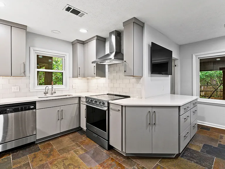 1344 Peachtree Cir — Photo 3