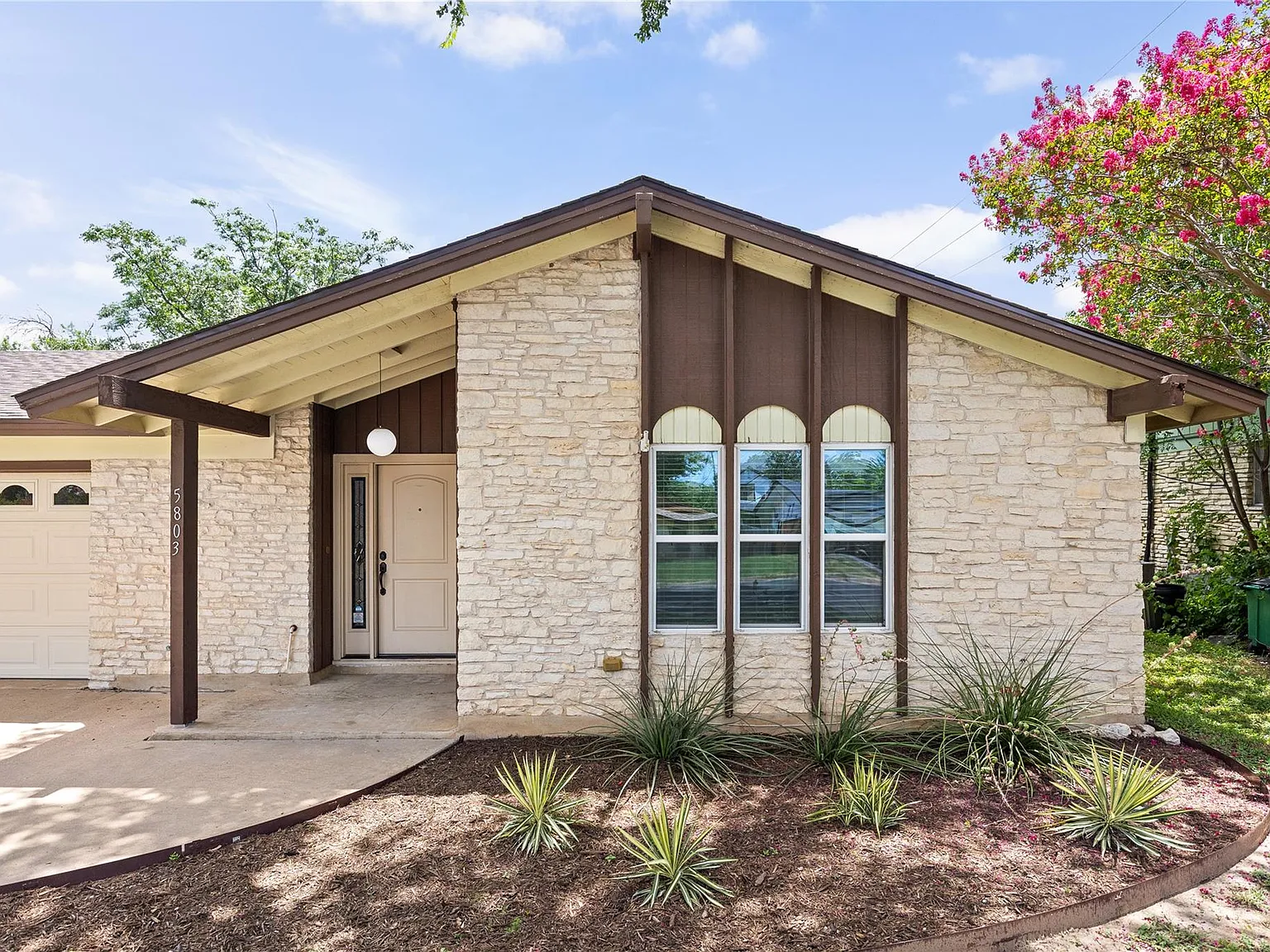 3 bed, 2.0 bath, 1269 sqft, $2,800 — Photo 3