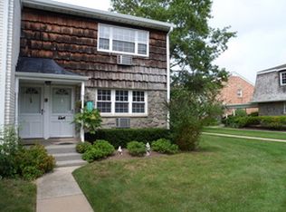 3128 Wilshire Ln, Oakdale, NY 11769