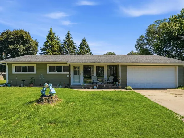 1104 1st St NE, Oelwein, IA 50662