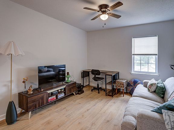 4th image of 600 Trudy St APT D