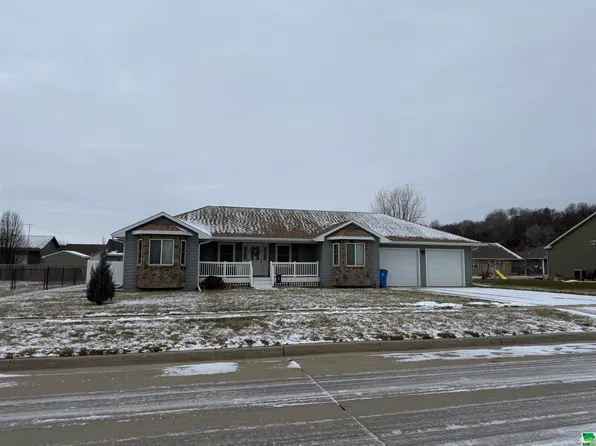 1027 Natalie Ct, Vermillion, SD 57069