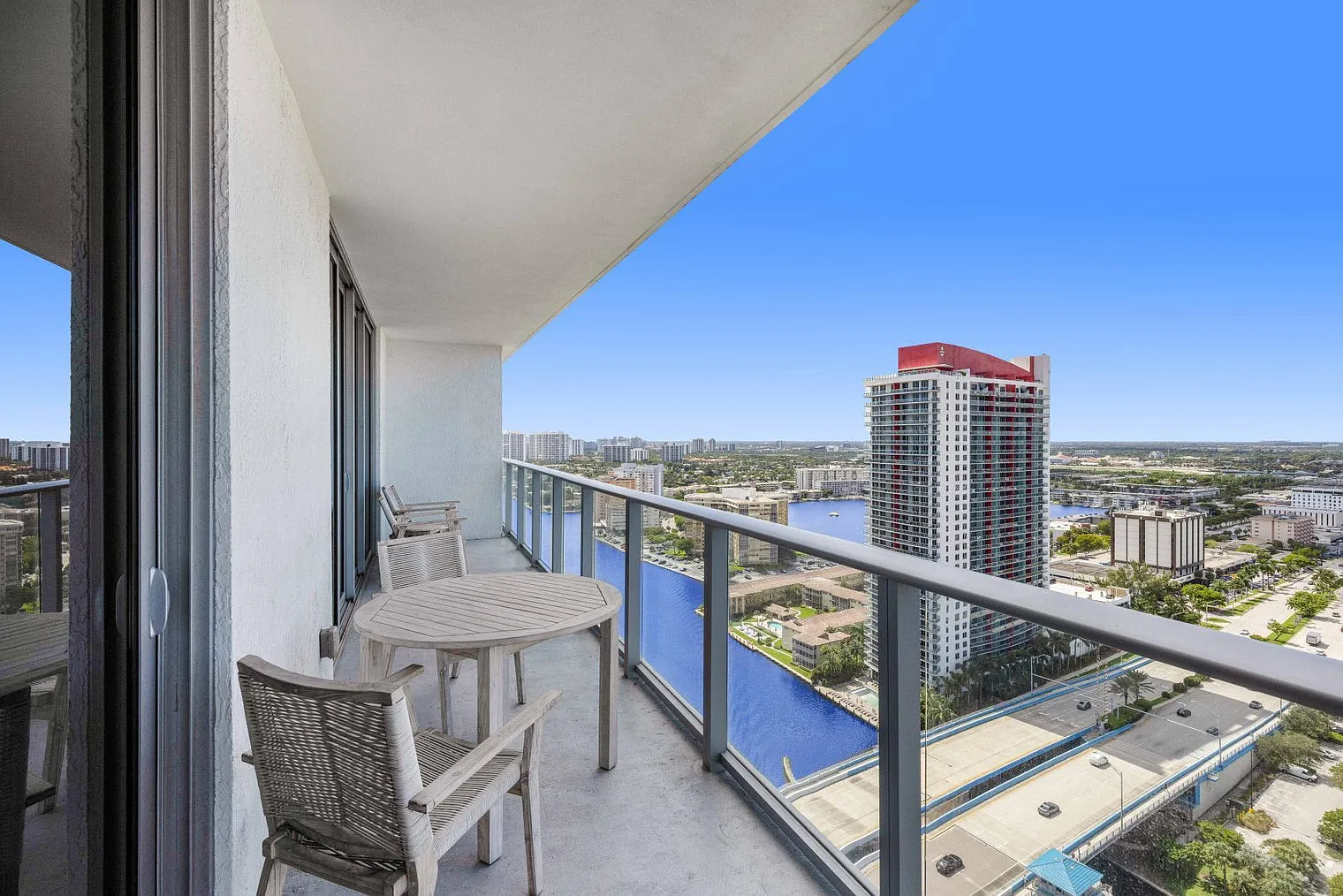 1 bed, 1.0 bath, 796 sqft, $4,586 — Photo 3