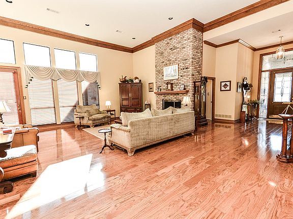 4th image of 5921 Fallsview Ln