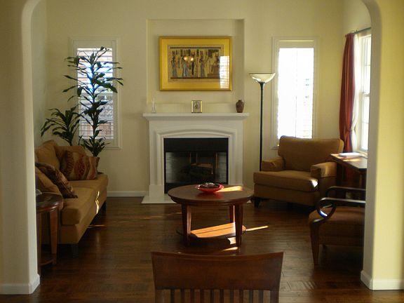 Liv.Room W/FP & HdWd Floors