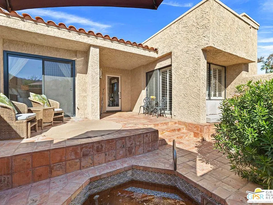 49035 Mariposa Dr