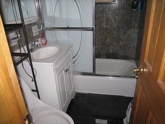 4th image of 2352 33rd St #2C