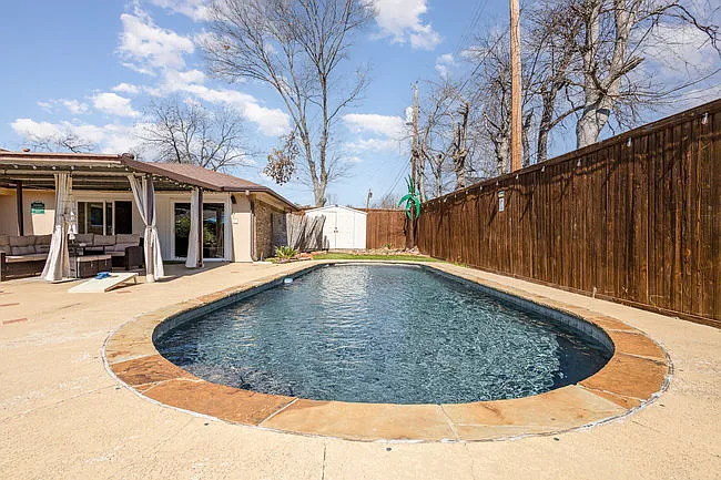 2404 Crestview Cir — Photo 32