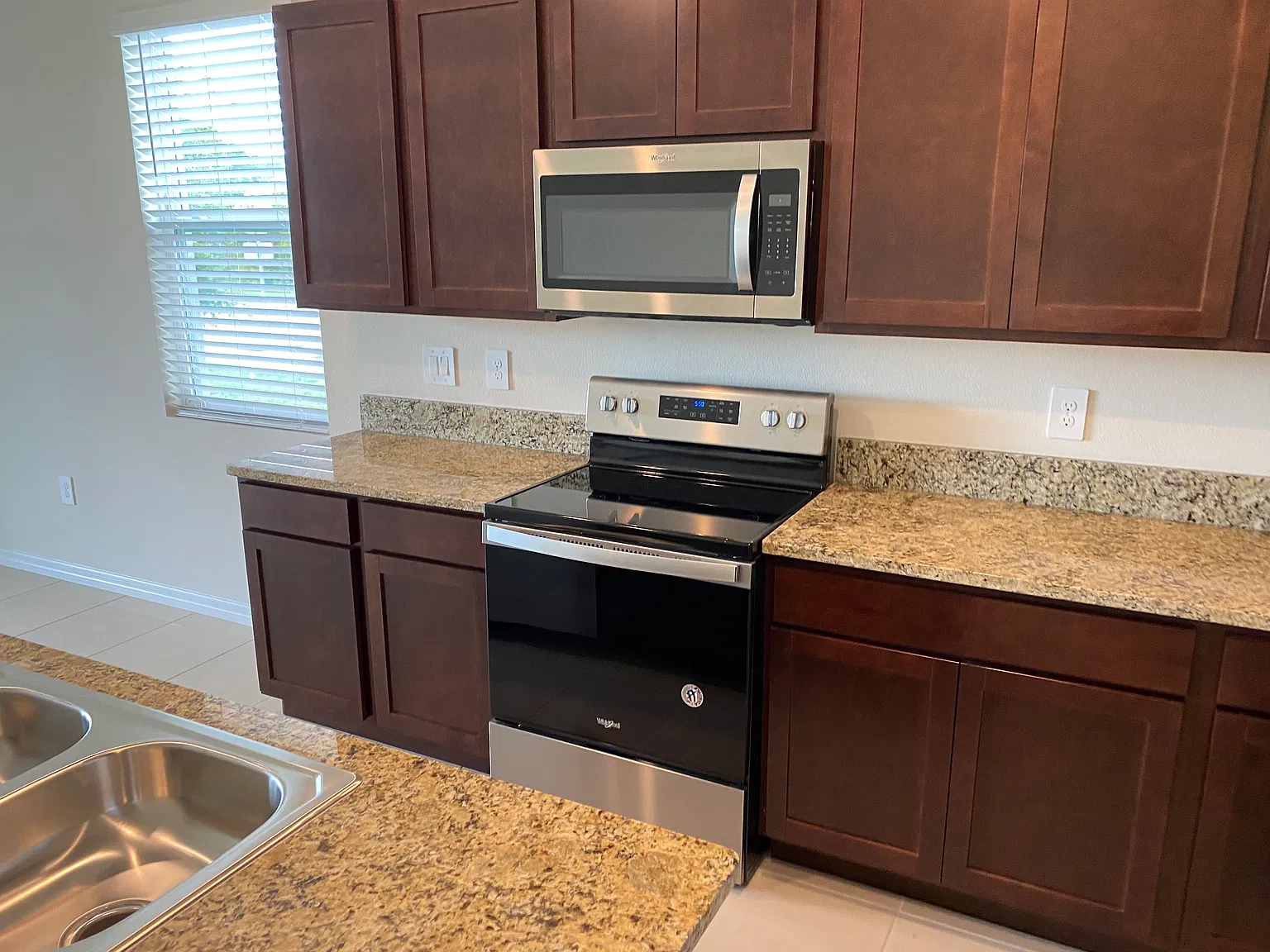 3 bed, 2.5 bath, 1758 sqft, $3,176 — Photo 3