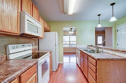 4th image of 832 S Clay St