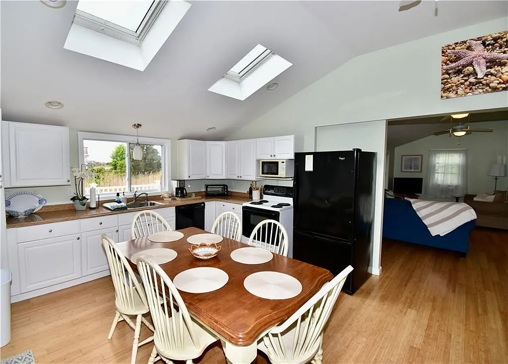 2 bed, 1.0 bath, 888 sqft, $1,950 — Photo 4