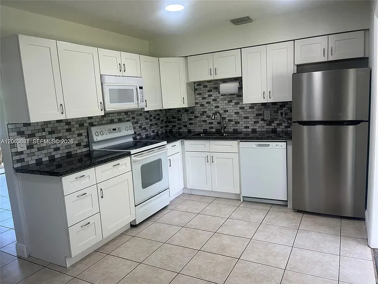753 SW 3rd St — Photo 2