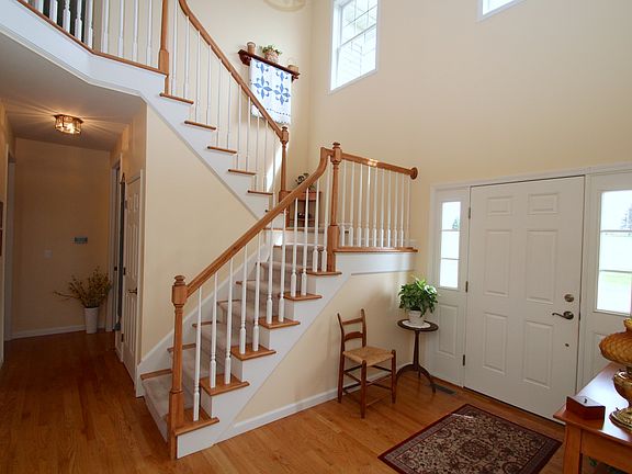 2nd image of 18 Hyacinth Ln