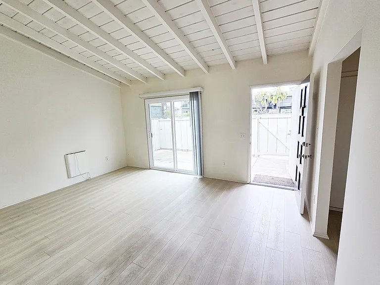 3080 Lincoln St — Photo 2