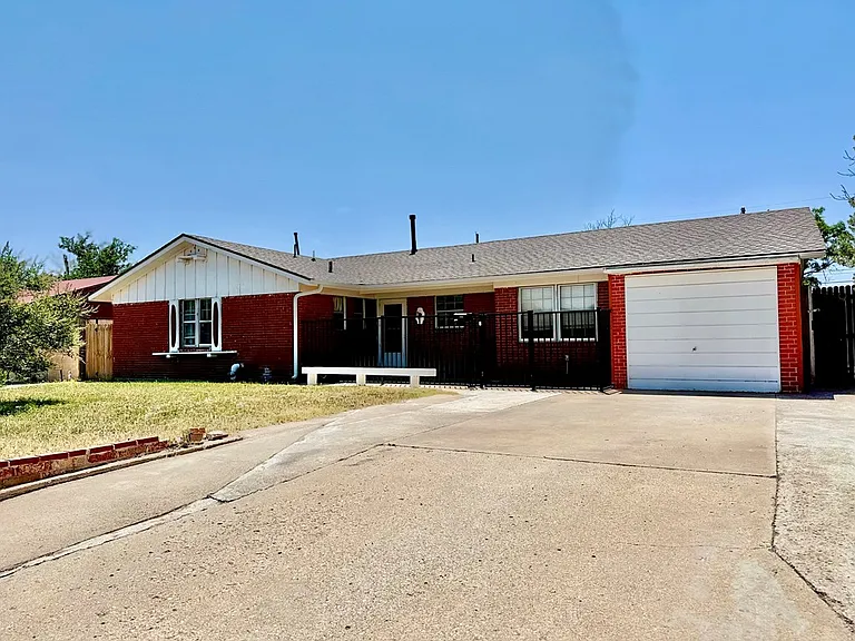 112 S Eisenhower Dr — Photo 2