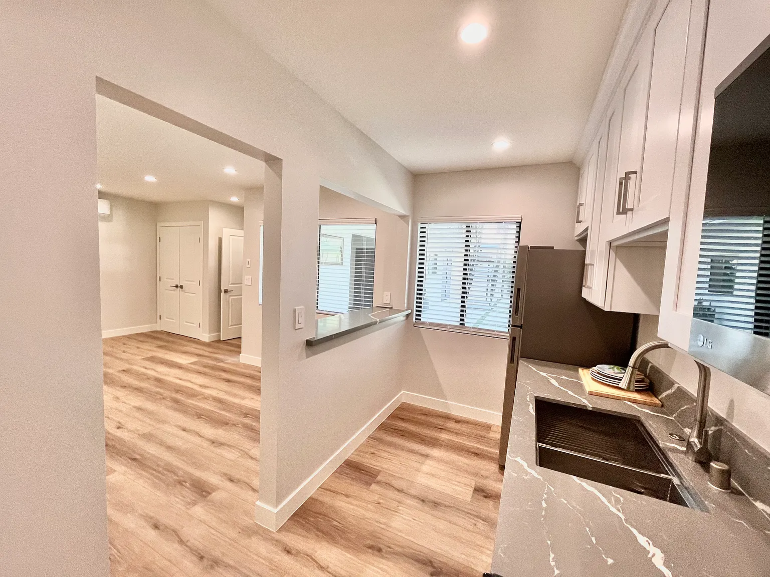 Studio, 425 sqft, $1,900 — Photo 3