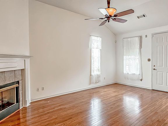 4th image of 377 Fountain Lake Dr