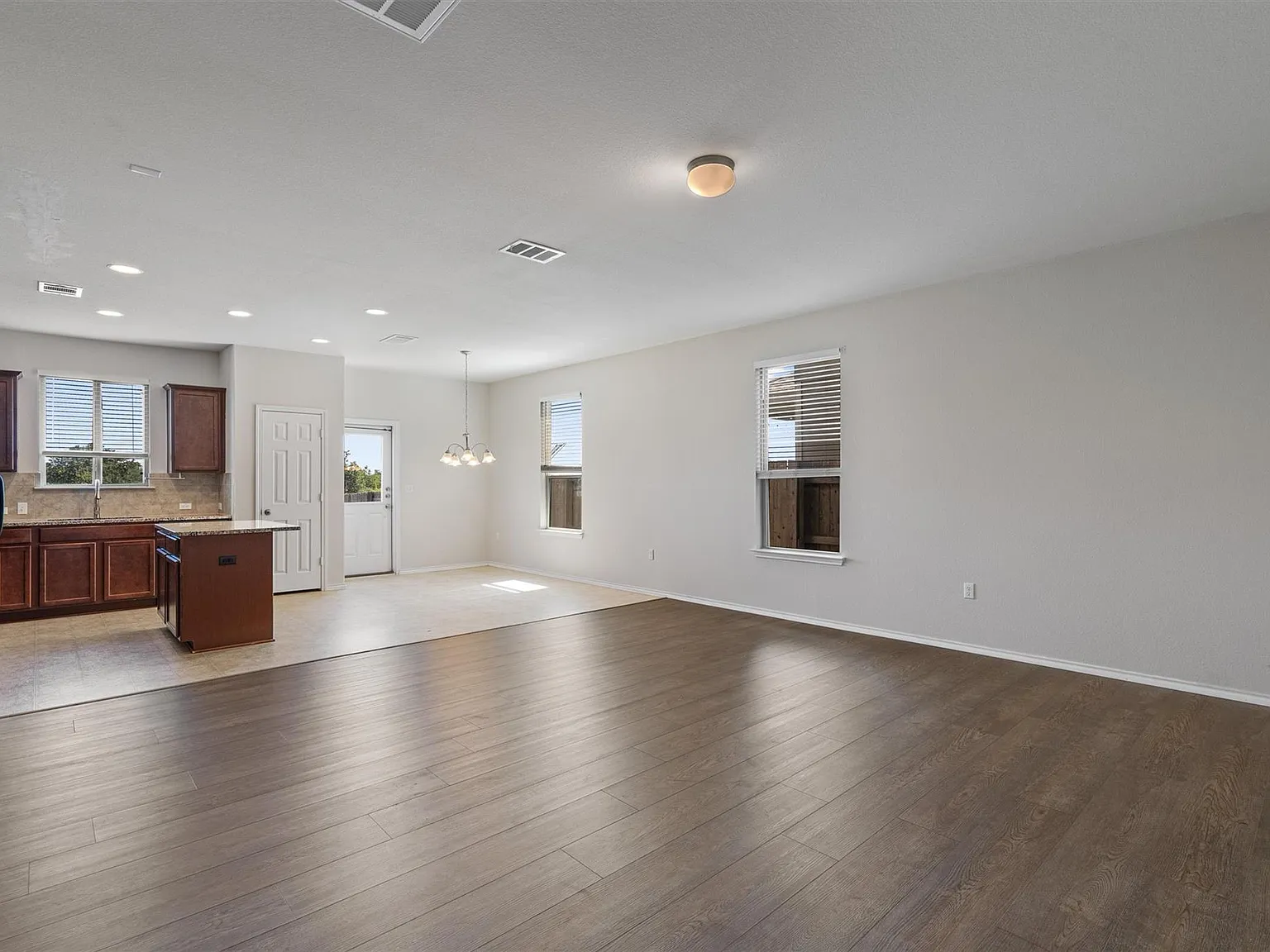 4 bed, 2.5 bath, 2457 sqft, $2,449 — Photo 4