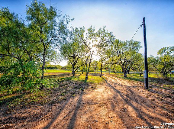 4th image of 130 County Road 2664